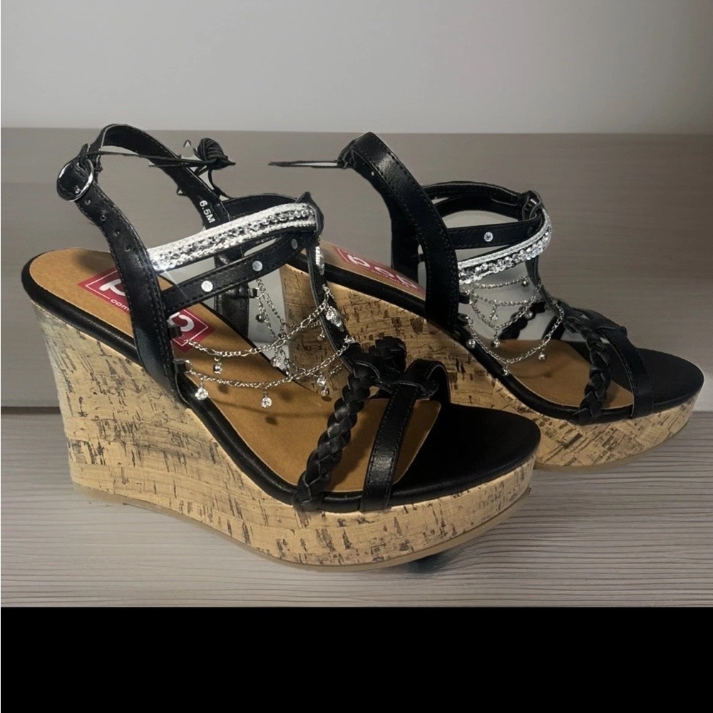 NWT Pop Rulleria Wedge Sandals w Silver-Tone Chain And Rhinestone T-Strap - Picture 2 of 9